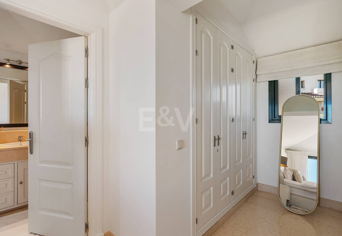 Penthouse duplex avec vue panoramique sur le golf et la mer à Capanes del Golf avec des prestations de style resort