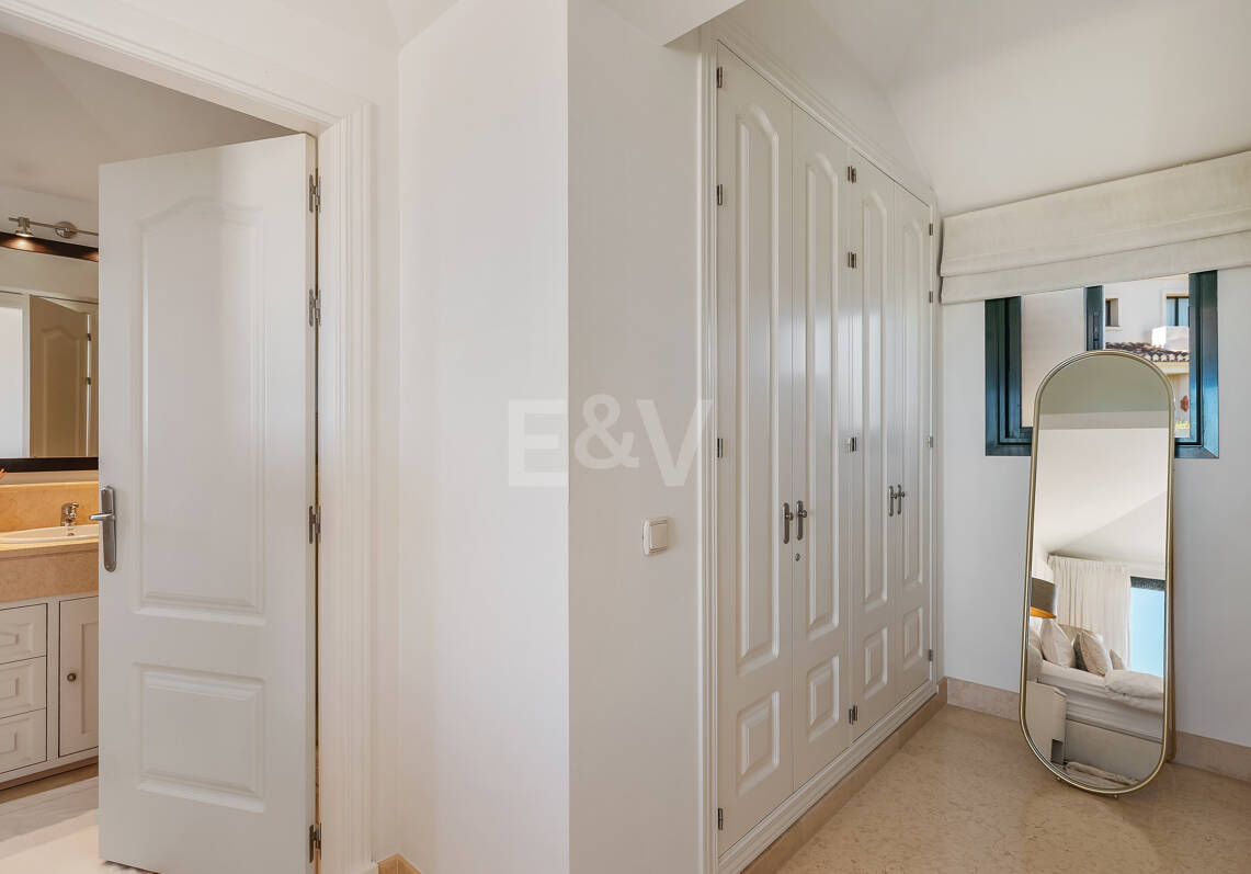 Maisonette-Penthouse in der luxuriösen Golfanlage Capanes del Golf in erster Reihe mit Panoramablick auf Golfplatz und Meer sowie Resort-Annehmlichkeiten
