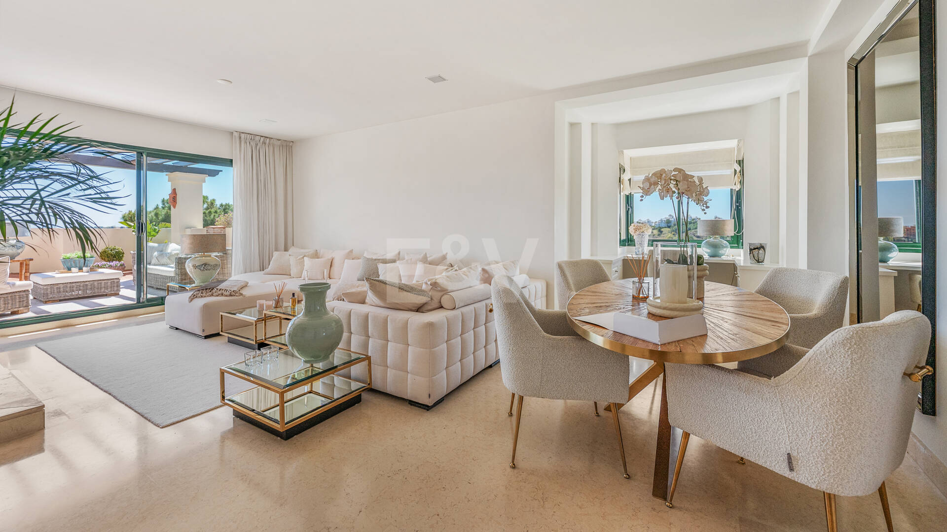 Penthouse duplex avec vue panoramique sur le golf et la mer à Capanes del Golf avec des prestations de style resort