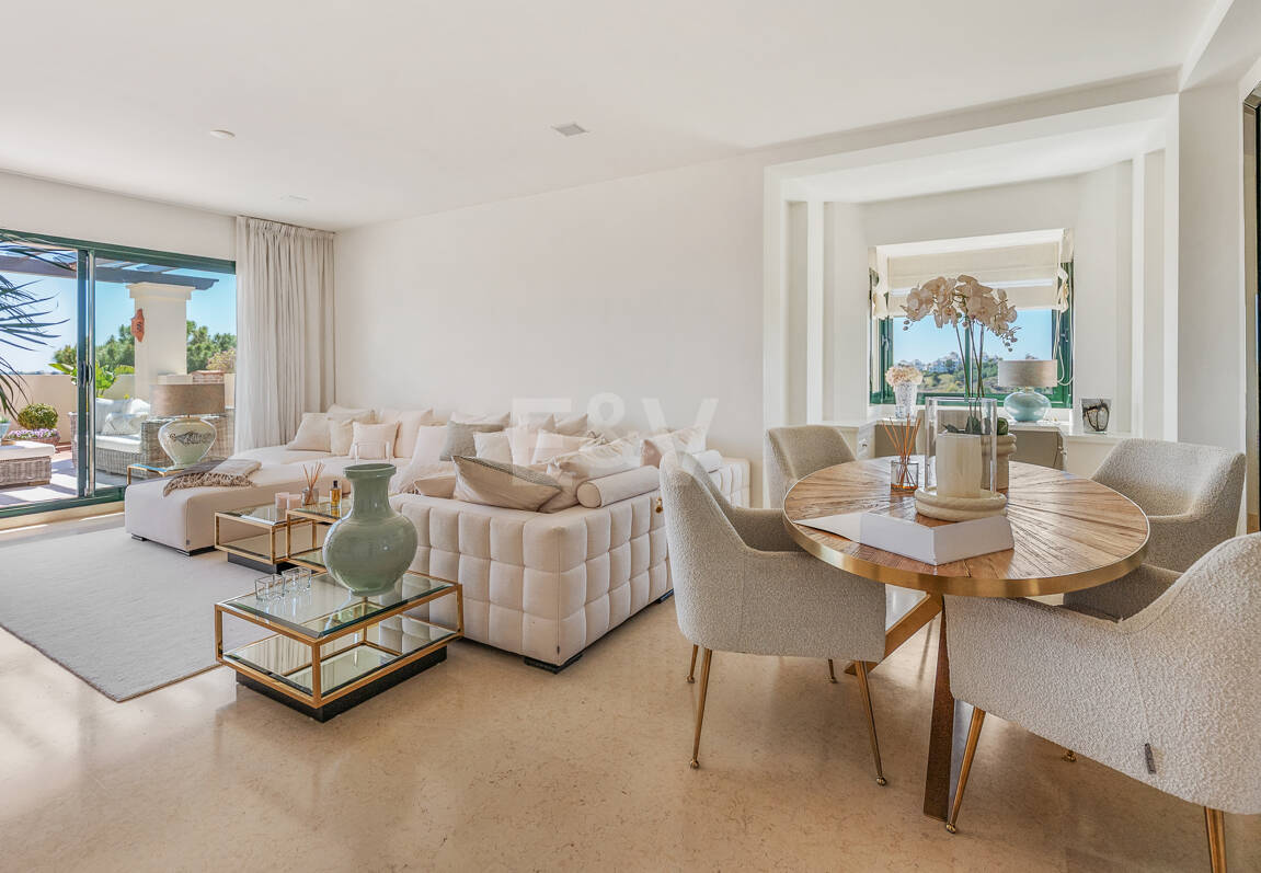 Penthouse duplex avec vue panoramique sur le golf et la mer à Capanes del Golf avec des prestations de style resort