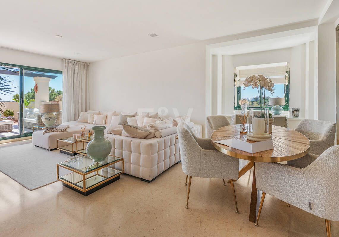 Maisonette-Penthouse in der luxuriösen Golfanlage Capanes del Golf in erster Reihe mit Panoramablick auf Golfplatz und Meer sowie Resort-Annehmlichkeiten