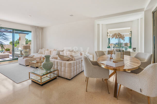 Penthouse duplex avec vue panoramique sur le golf et la mer à Capanes del Golf avec des prestations de style resort