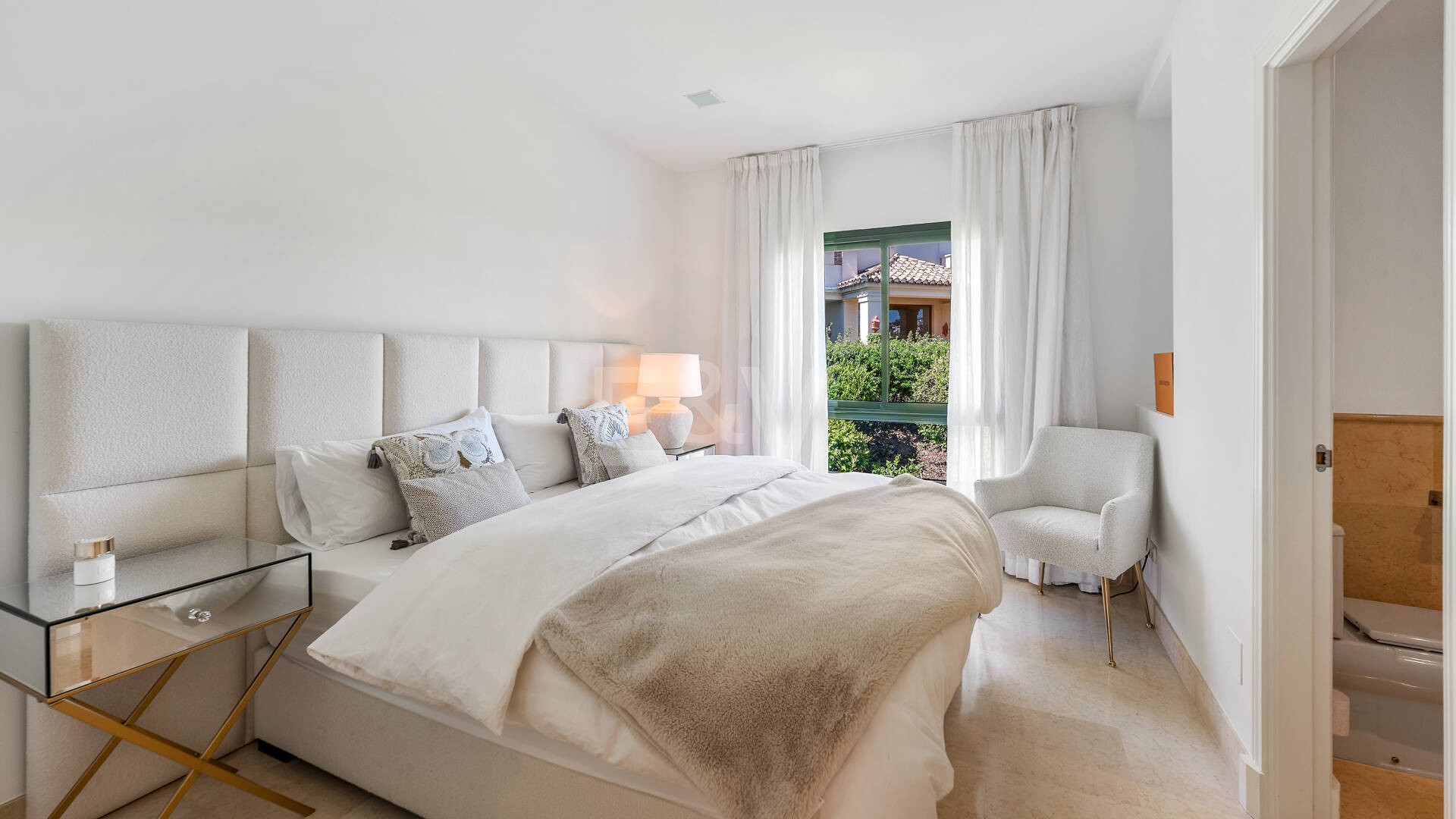 Penthouse duplex avec vue panoramique sur le golf et la mer à Capanes del Golf avec des prestations de style resort