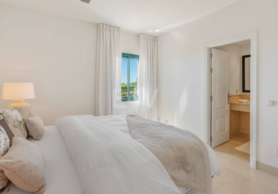 Maisonette-Penthouse in der luxuriösen Golfanlage Capanes del Golf in erster Reihe mit Panoramablick auf Golfplatz und Meer sowie Resort-Annehmlichkeiten