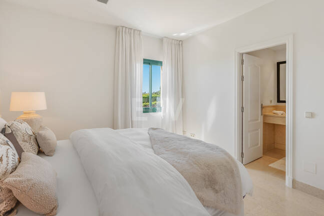 Penthouse duplex avec vue panoramique sur le golf et la mer à Capanes del Golf avec des prestations de style resort