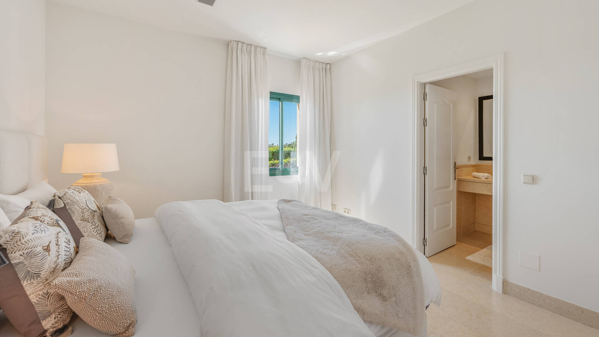 Penthouse duplex avec vue panoramique sur le golf et la mer à Capanes del Golf avec des prestations de style resort