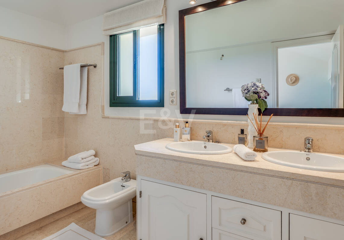 Maisonette-Penthouse in der luxuriösen Golfanlage Capanes del Golf in erster Reihe mit Panoramablick auf Golfplatz und Meer sowie Resort-Annehmlichkeiten
