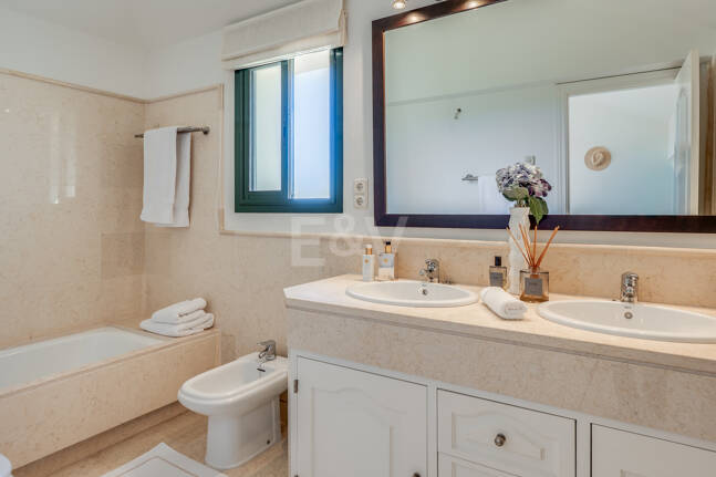 Penthouse duplex avec vue panoramique sur le golf et la mer à Capanes del Golf avec des prestations de style resort