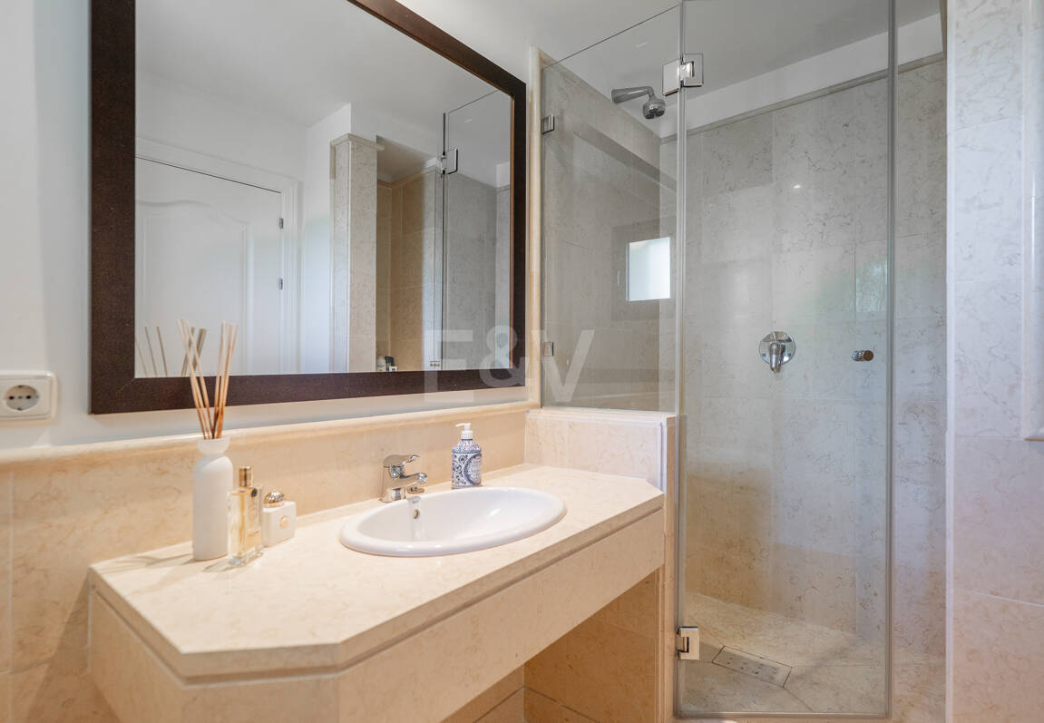 Penthouse duplex avec vue panoramique sur le golf et la mer à Capanes del Golf avec des prestations de style resort