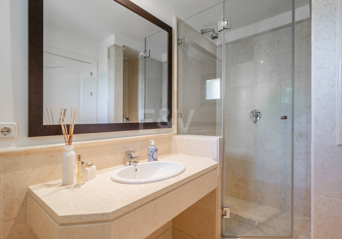 Maisonette-Penthouse in der luxuriösen Golfanlage Capanes del Golf in erster Reihe mit Panoramablick auf Golfplatz und Meer sowie Resort-Annehmlichkeiten