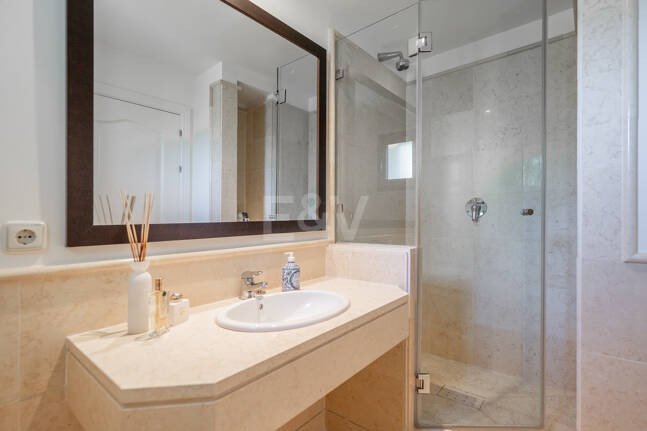 Penthouse duplex avec vue panoramique sur le golf et la mer à Capanes del Golf avec des prestations de style resort