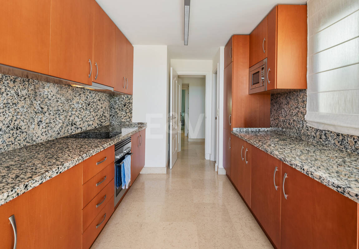 Penthouse duplex avec vue panoramique sur le golf et la mer à Capanes del Golf avec des prestations de style resort