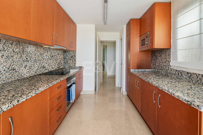 Penthouse duplex avec vue panoramique sur le golf et la mer à Capanes del Golf avec des prestations de style resort