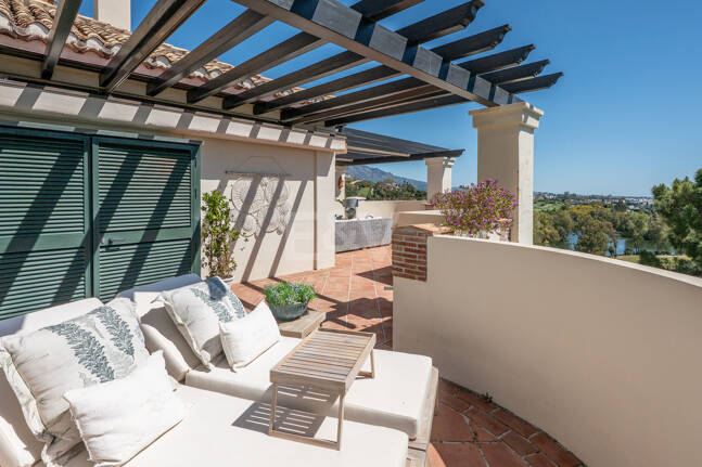 Penthouse duplex avec vue panoramique sur le golf et la mer à Capanes del Golf avec des prestations de style resort