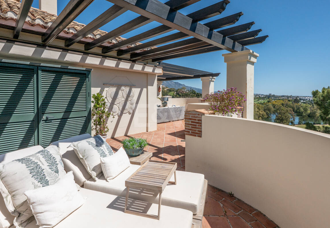 Penthouse duplex avec vue panoramique sur le golf et la mer à Capanes del Golf avec des prestations de style resort