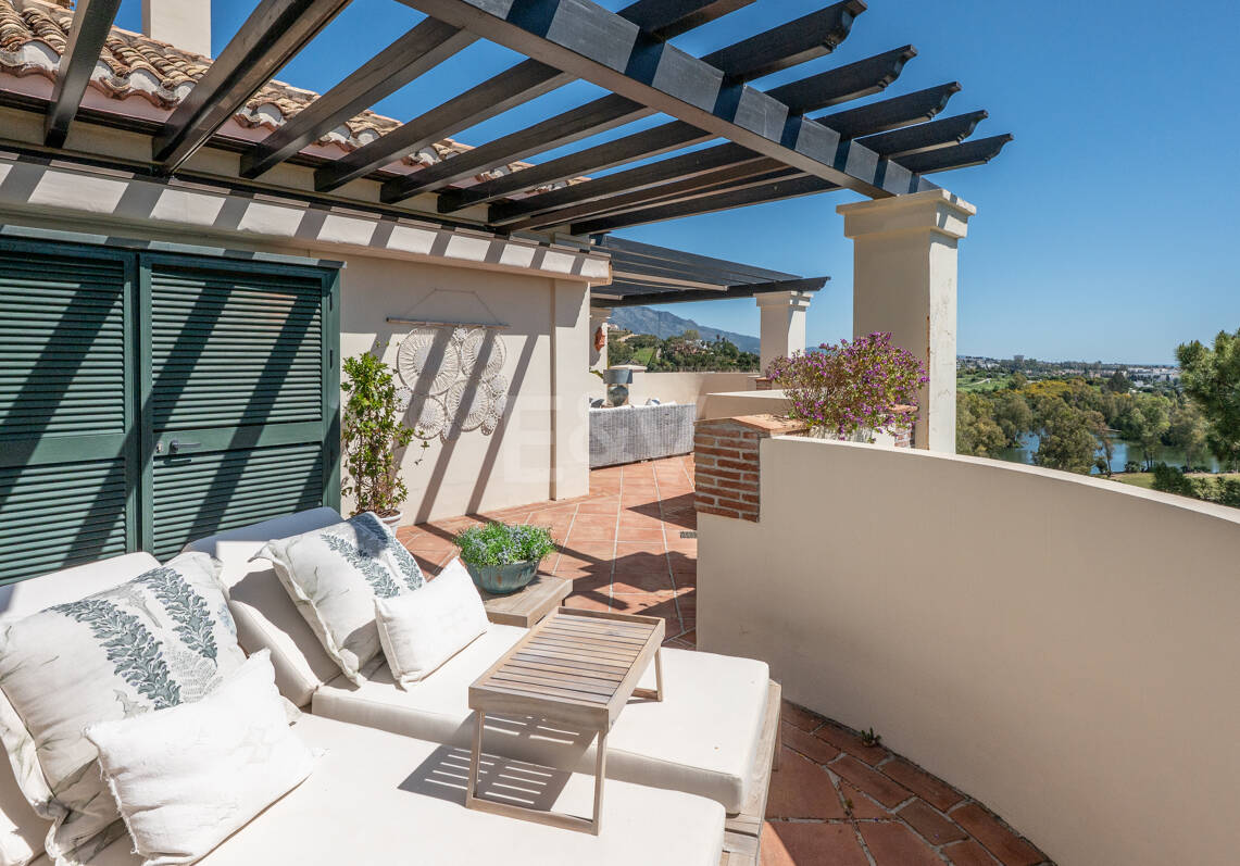 Maisonette-Penthouse in der luxuriösen Golfanlage Capanes del Golf in erster Reihe mit Panoramablick auf Golfplatz und Meer sowie Resort-Annehmlichkeiten