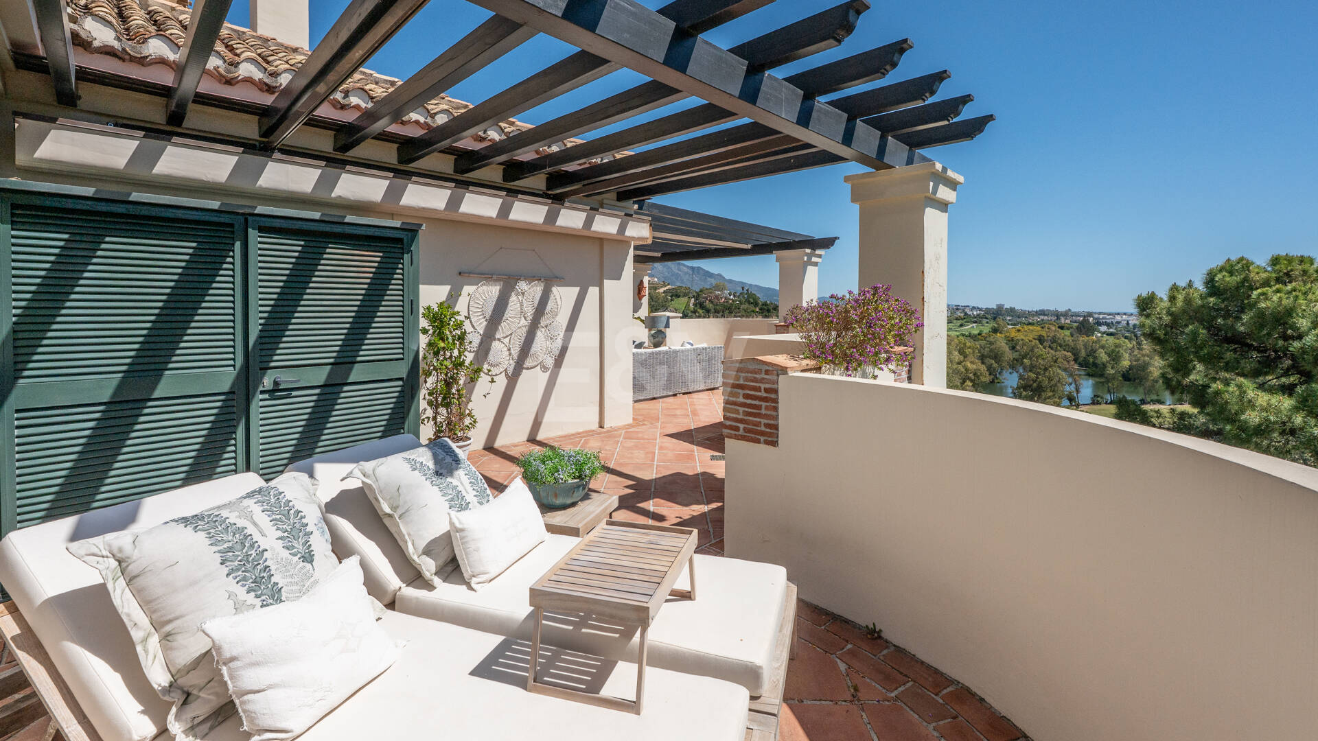 Penthouse duplex avec vue panoramique sur le golf et la mer à Capanes del Golf avec des prestations de style resort