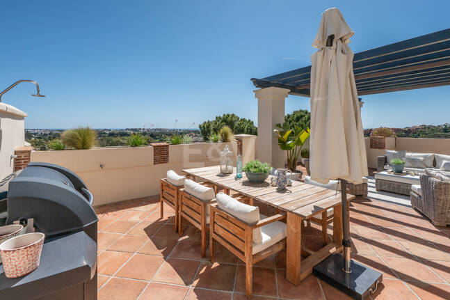 Penthouse duplex avec vue panoramique sur le golf et la mer à Capanes del Golf avec des prestations de style resort