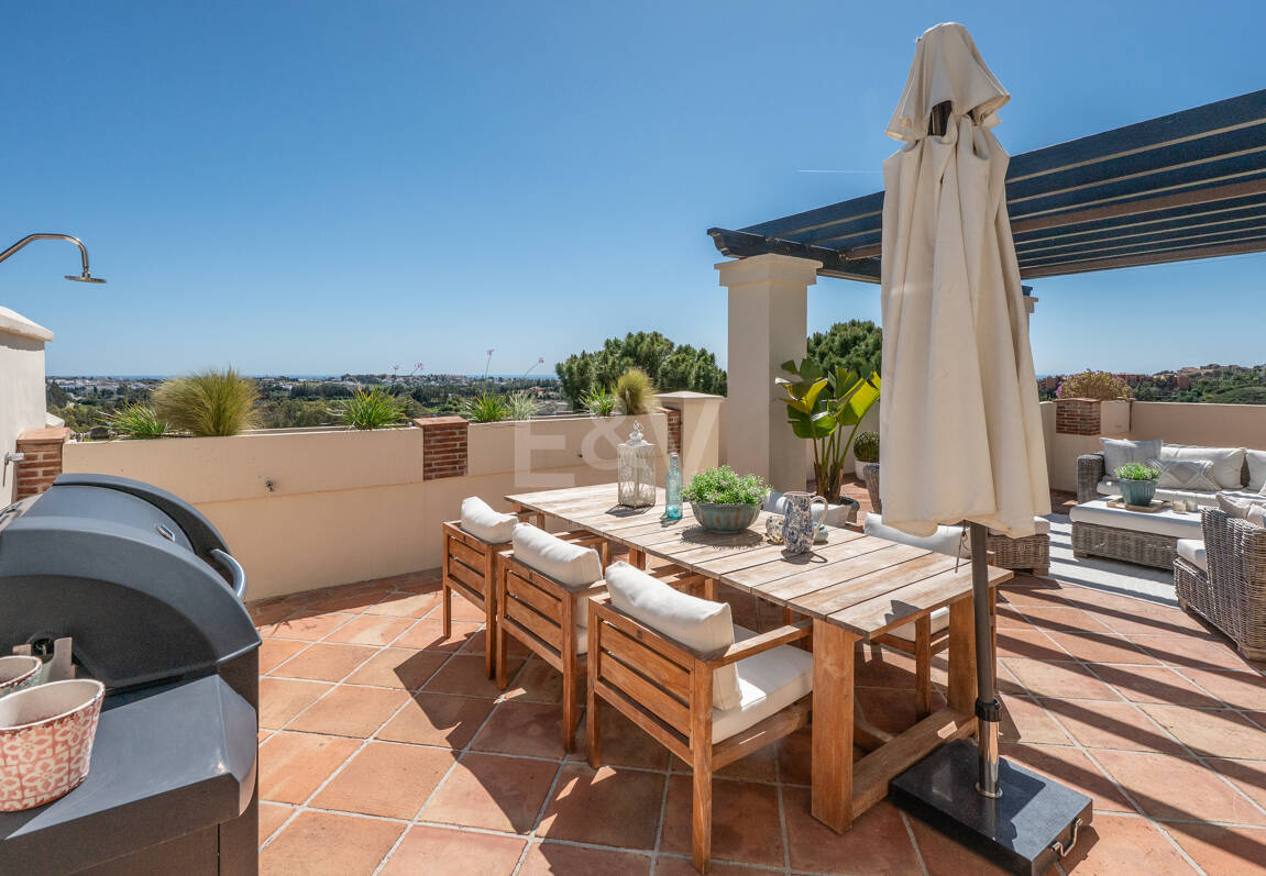 Penthouse duplex avec vue panoramique sur le golf et la mer à Capanes del Golf avec des prestations de style resort