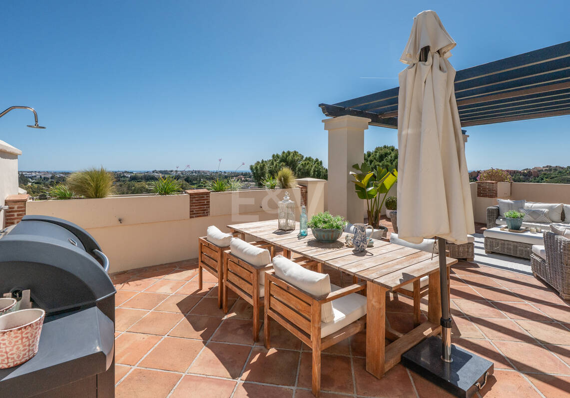 Maisonette-Penthouse in der luxuriösen Golfanlage Capanes del Golf in erster Reihe mit Panoramablick auf Golfplatz und Meer sowie Resort-Annehmlichkeiten