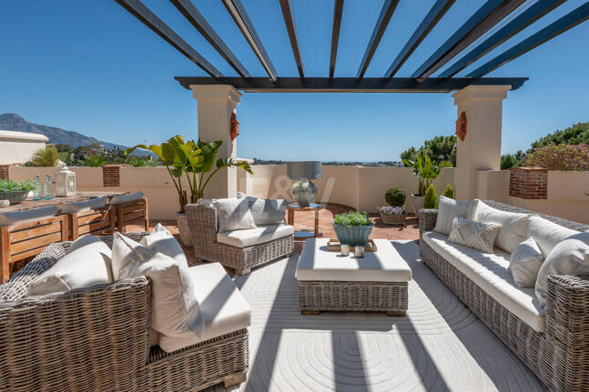 Penthouse duplex avec vue panoramique sur le golf et la mer à Capanes del Golf avec des prestations de style resort