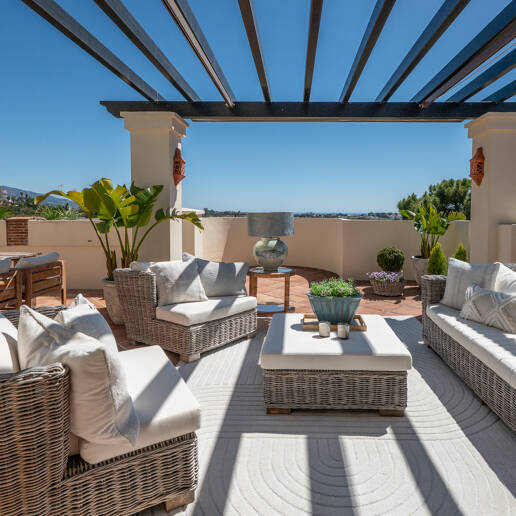 Penthouse duplex avec vue panoramique sur le golf et la mer à Capanes del Golf avec des prestations de style resort