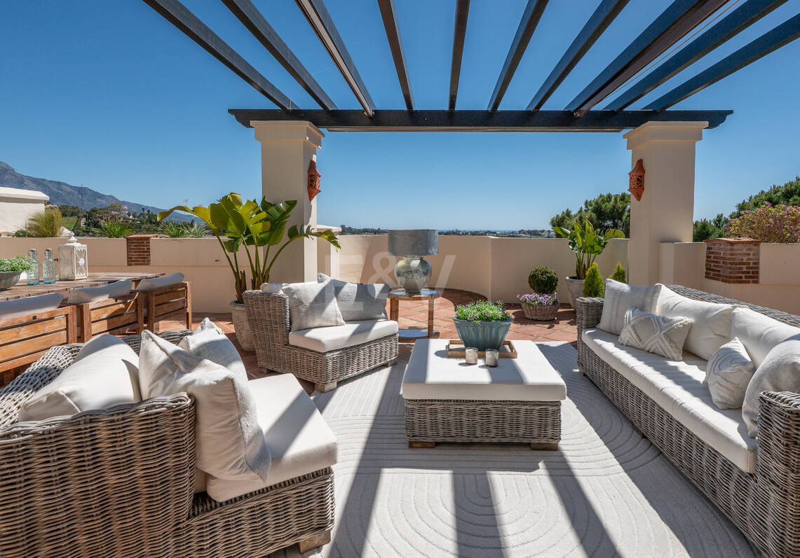 Maisonette-Penthouse in der luxuriösen Golfanlage Capanes del Golf in erster Reihe mit Panoramablick auf Golfplatz und Meer sowie Resort-Annehmlichkeiten
