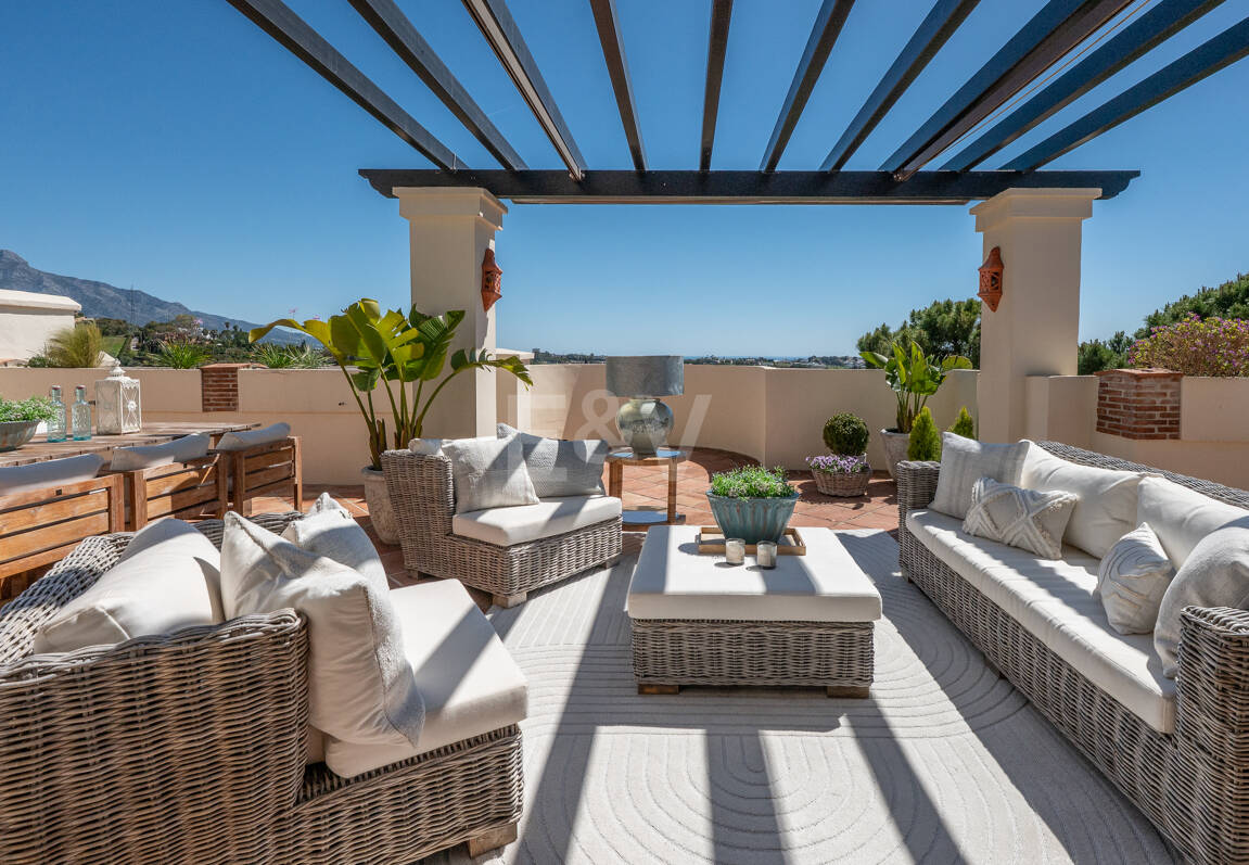 Penthouse duplex avec vue panoramique sur le golf et la mer à Capanes del Golf avec des prestations de style resort