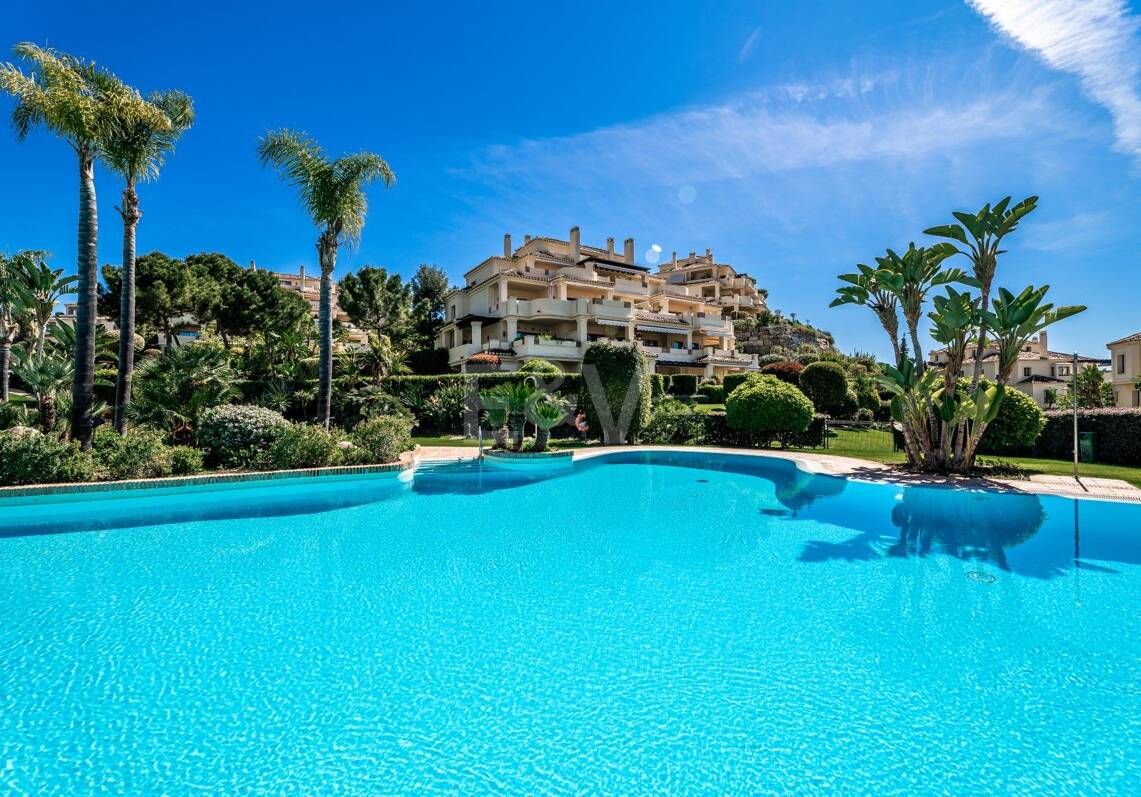 Maisonette-Penthouse in der luxuriösen Golfanlage Capanes del Golf in erster Reihe mit Panoramablick auf Golfplatz und Meer sowie Resort-Annehmlichkeiten