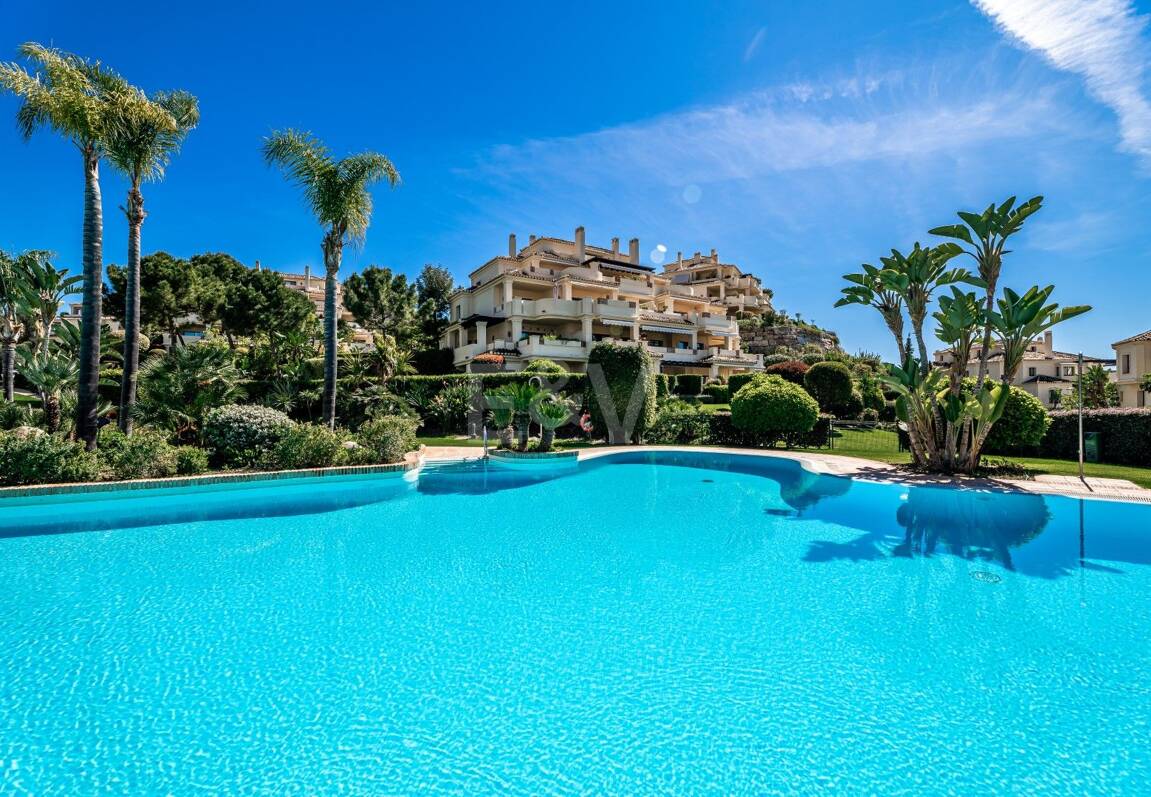 Penthouse duplex avec vue panoramique sur le golf et la mer à Capanes del Golf avec des prestations de style resort