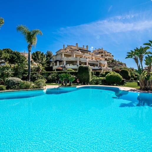 Penthouse duplex avec vue panoramique sur le golf et la mer à Capanes del Golf avec des prestations de style resort