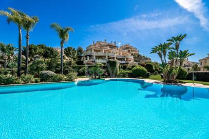 Ático dúplex en la lujosa comunidad de golf en primera línea Capanes del Golf, con vistas panorámicas al golf y al mar y servicios tipo resort