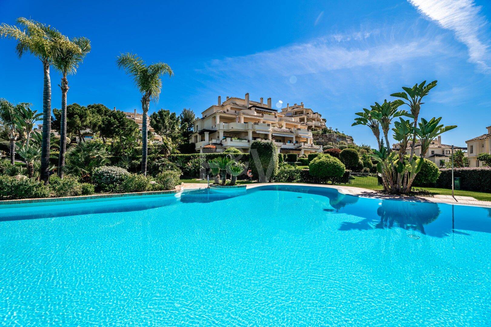 Penthouse duplex avec vue panoramique sur le golf et la mer à Capanes del Golf avec des prestations de style resort