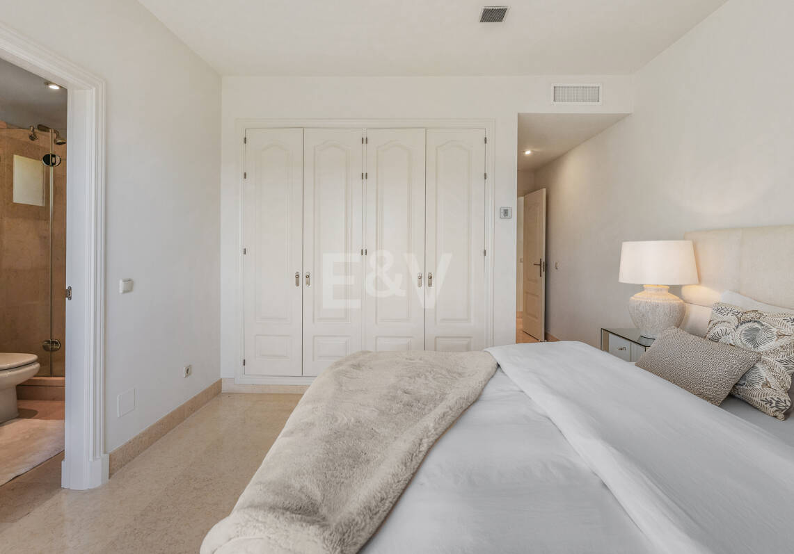 Maisonette-Penthouse in der luxuriösen Golfanlage Capanes del Golf in erster Reihe mit Panoramablick auf Golfplatz und Meer sowie Resort-Annehmlichkeiten