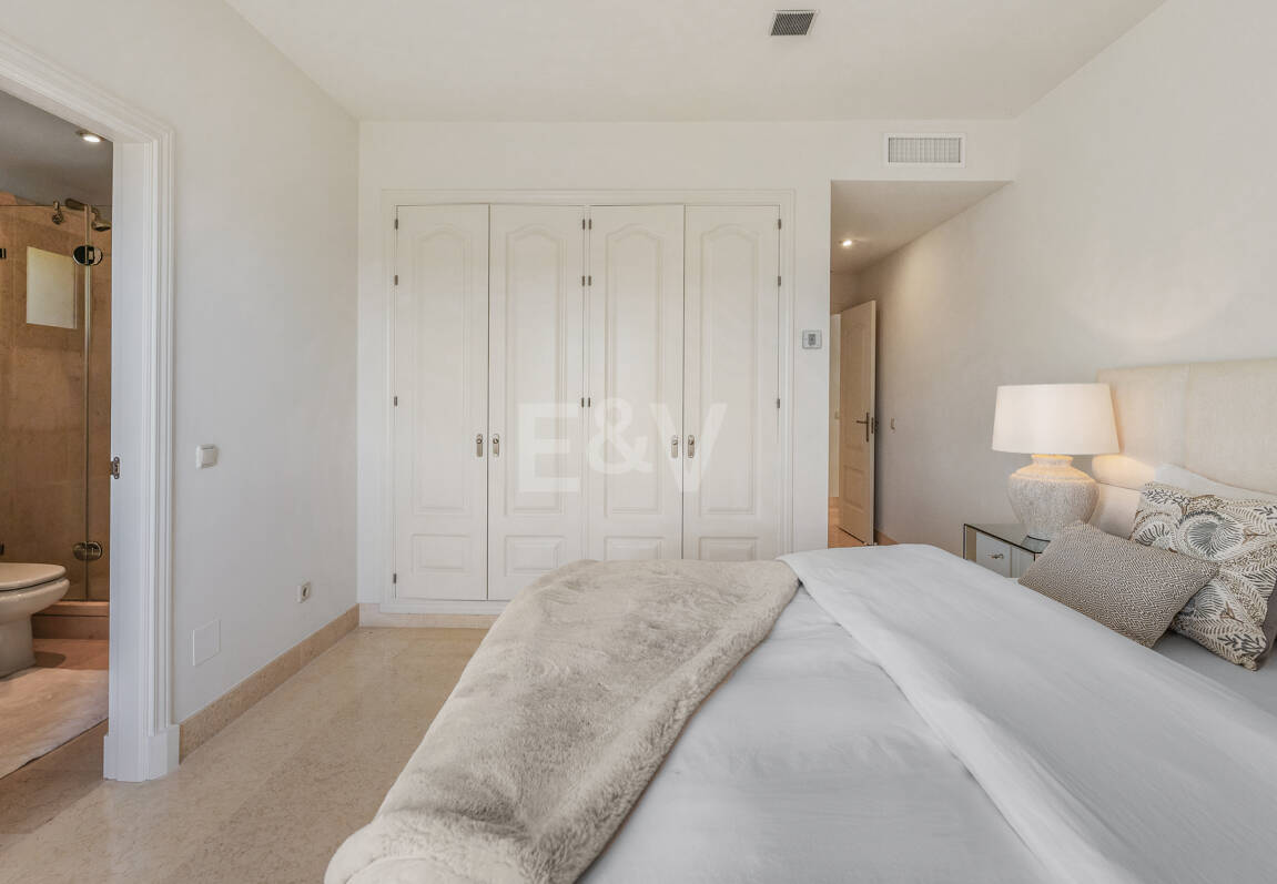 Penthouse duplex avec vue panoramique sur le golf et la mer à Capanes del Golf avec des prestations de style resort