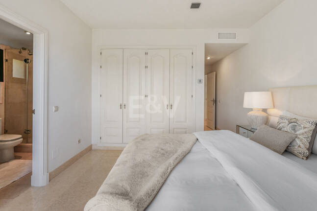 Penthouse duplex avec vue panoramique sur le golf et la mer à Capanes del Golf avec des prestations de style resort