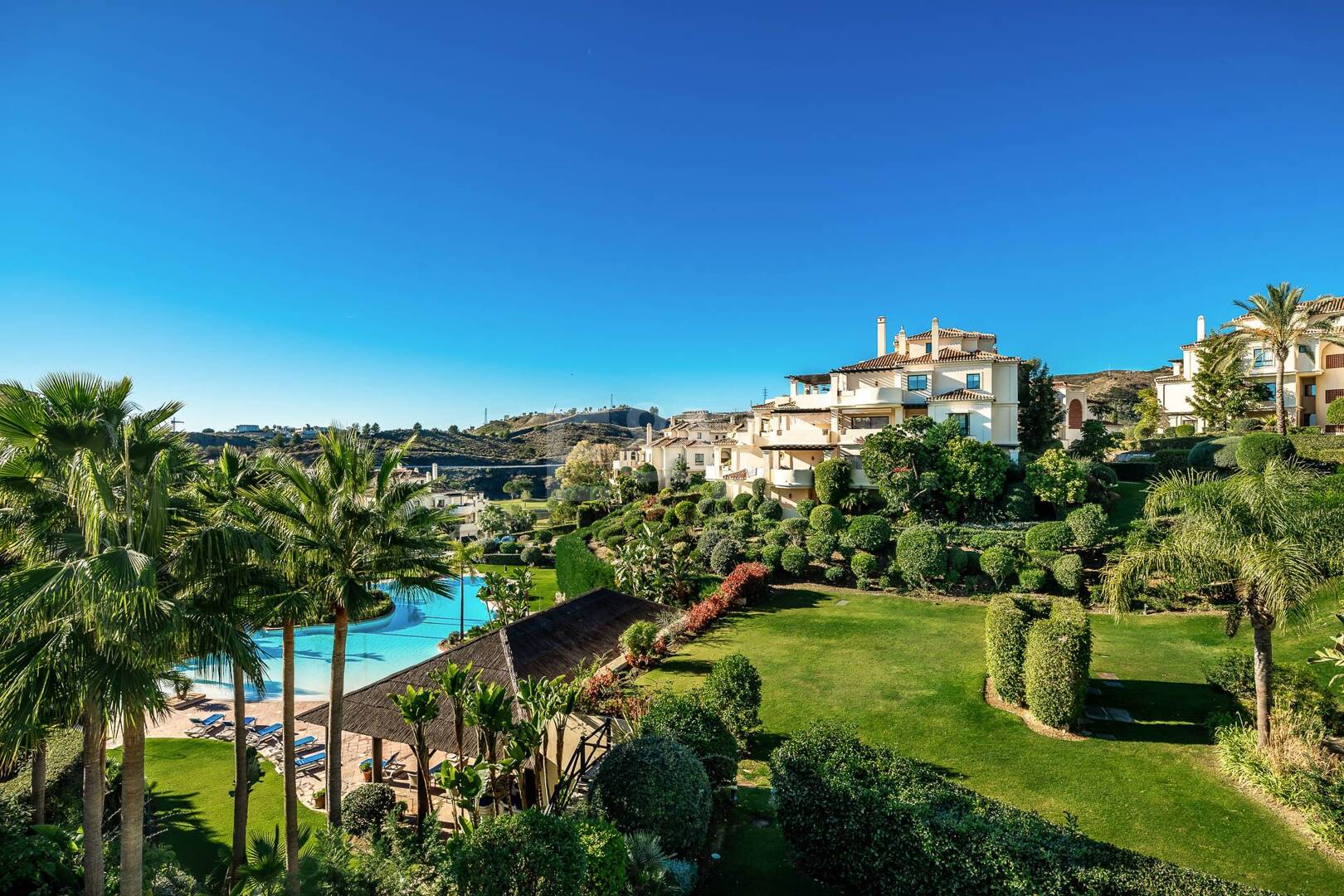 Penthouse duplex avec vue panoramique sur le golf et la mer à Capanes del Golf avec des prestations de style resort