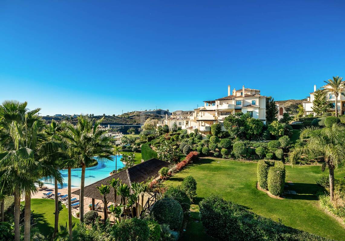 Maisonette-Penthouse in der luxuriösen Golfanlage Capanes del Golf in erster Reihe mit Panoramablick auf Golfplatz und Meer sowie Resort-Annehmlichkeiten