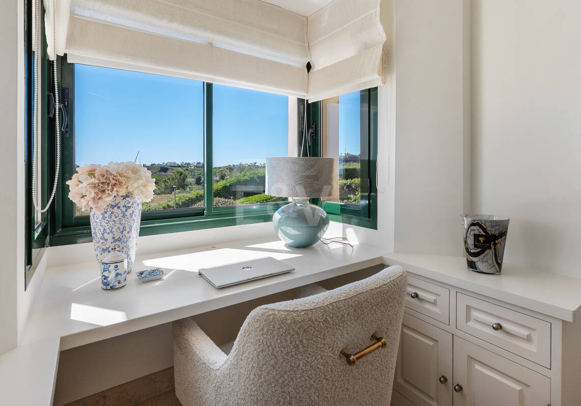 Maisonette-Penthouse in der luxuriösen Golfanlage Capanes del Golf in erster Reihe mit Panoramablick auf Golfplatz und Meer sowie Resort-Annehmlichkeiten