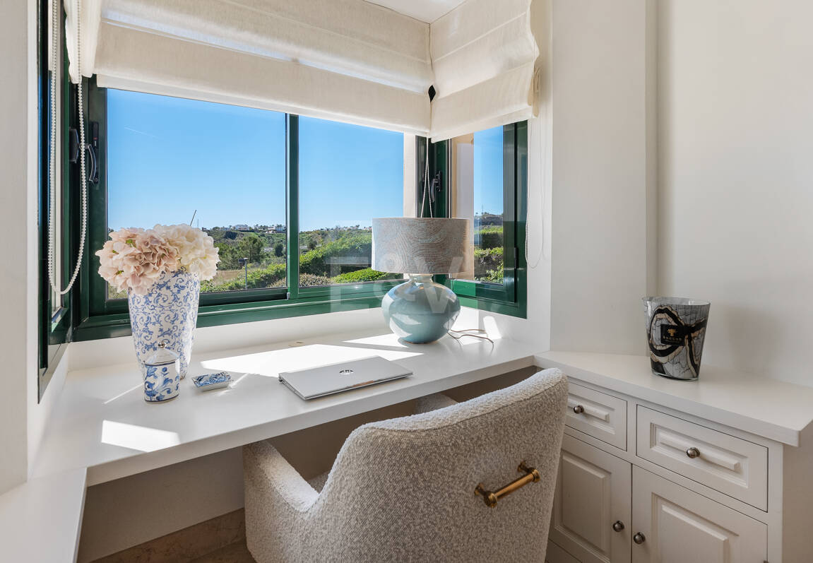 Penthouse duplex avec vue panoramique sur le golf et la mer à Capanes del Golf avec des prestations de style resort