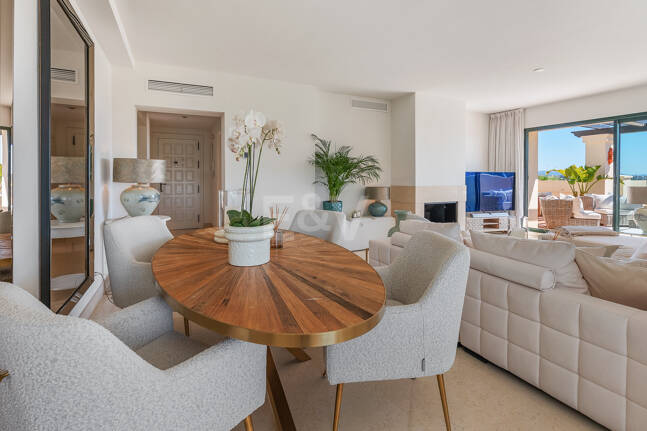 Penthouse duplex avec vue panoramique sur le golf et la mer à Capanes del Golf avec des prestations de style resort