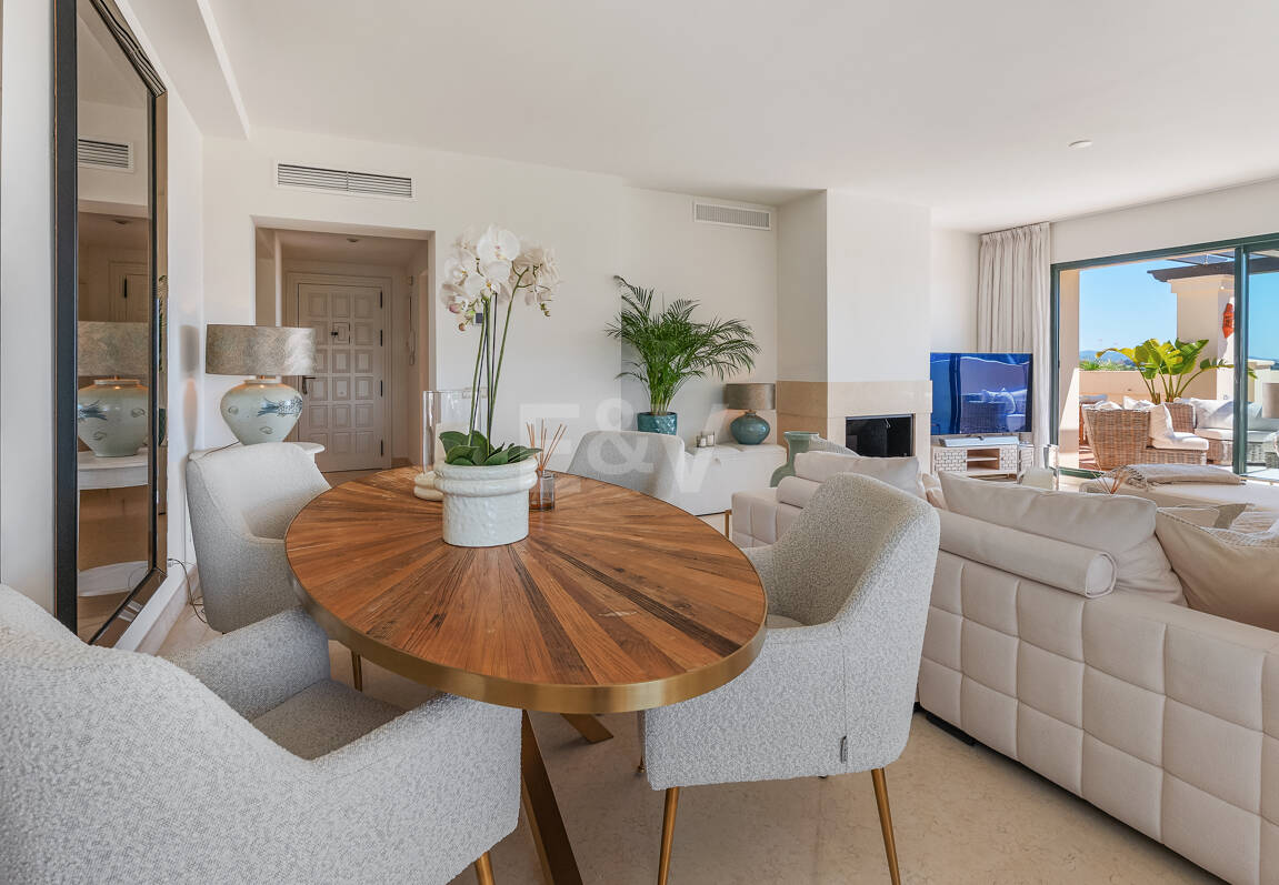 Penthouse duplex avec vue panoramique sur le golf et la mer à Capanes del Golf avec des prestations de style resort