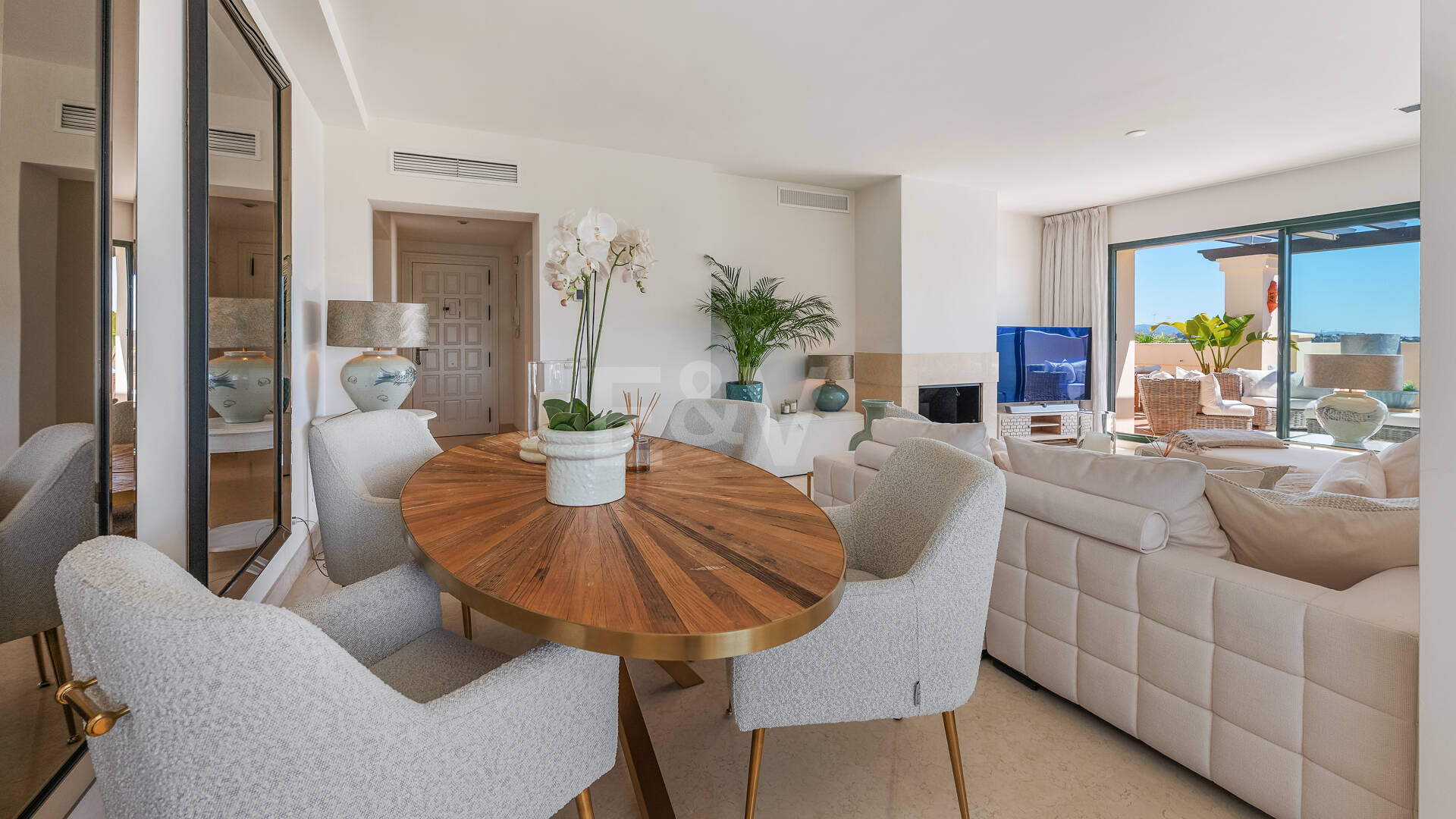 Penthouse duplex avec vue panoramique sur le golf et la mer à Capanes del Golf avec des prestations de style resort