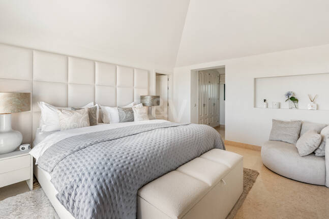 Penthouse duplex avec vue panoramique sur le golf et la mer à Capanes del Golf avec des prestations de style resort