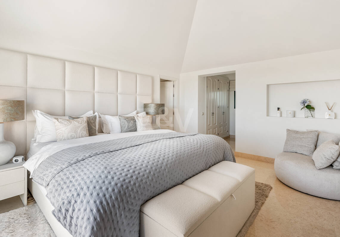 Maisonette-Penthouse in der luxuriösen Golfanlage Capanes del Golf in erster Reihe mit Panoramablick auf Golfplatz und Meer sowie Resort-Annehmlichkeiten