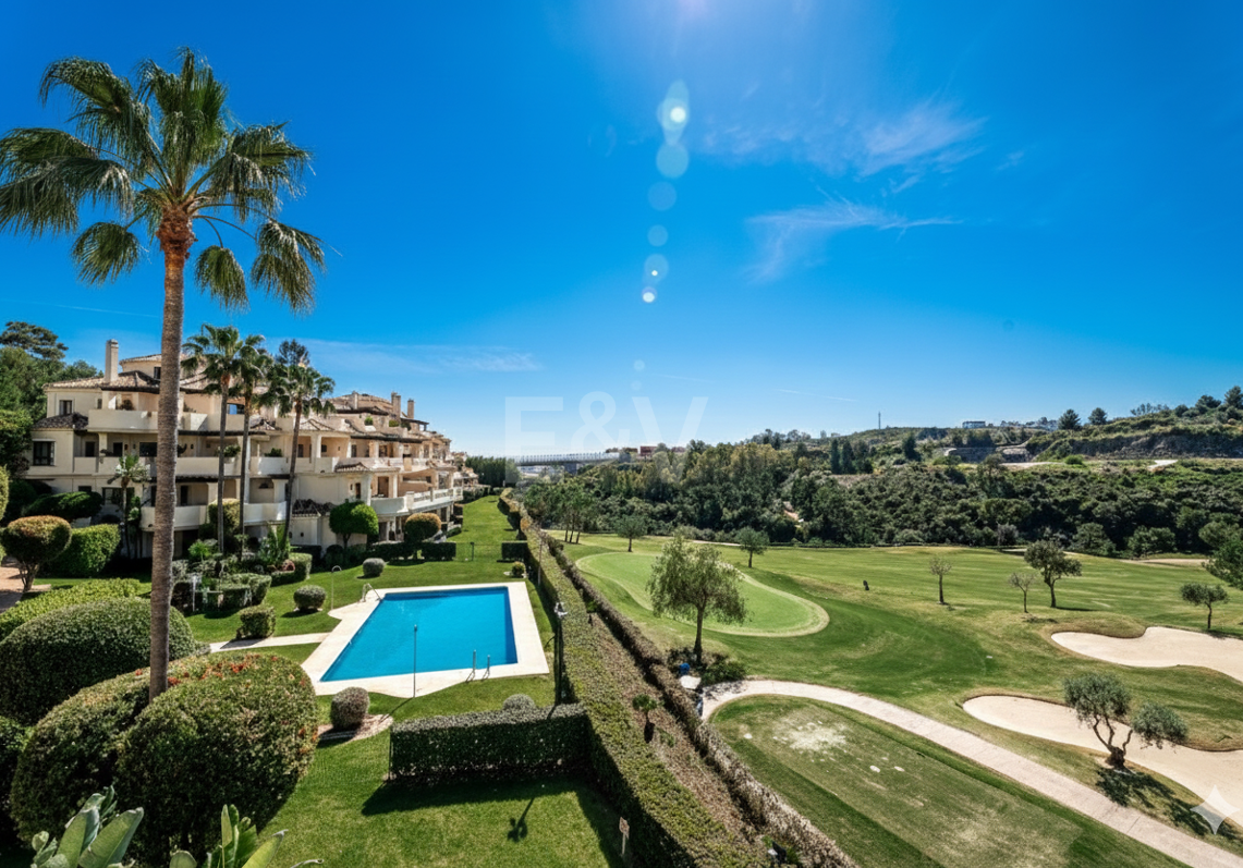 Maisonette-Penthouse in der luxuriösen Golfanlage Capanes del Golf in erster Reihe mit Panoramablick auf Golfplatz und Meer sowie Resort-Annehmlichkeiten