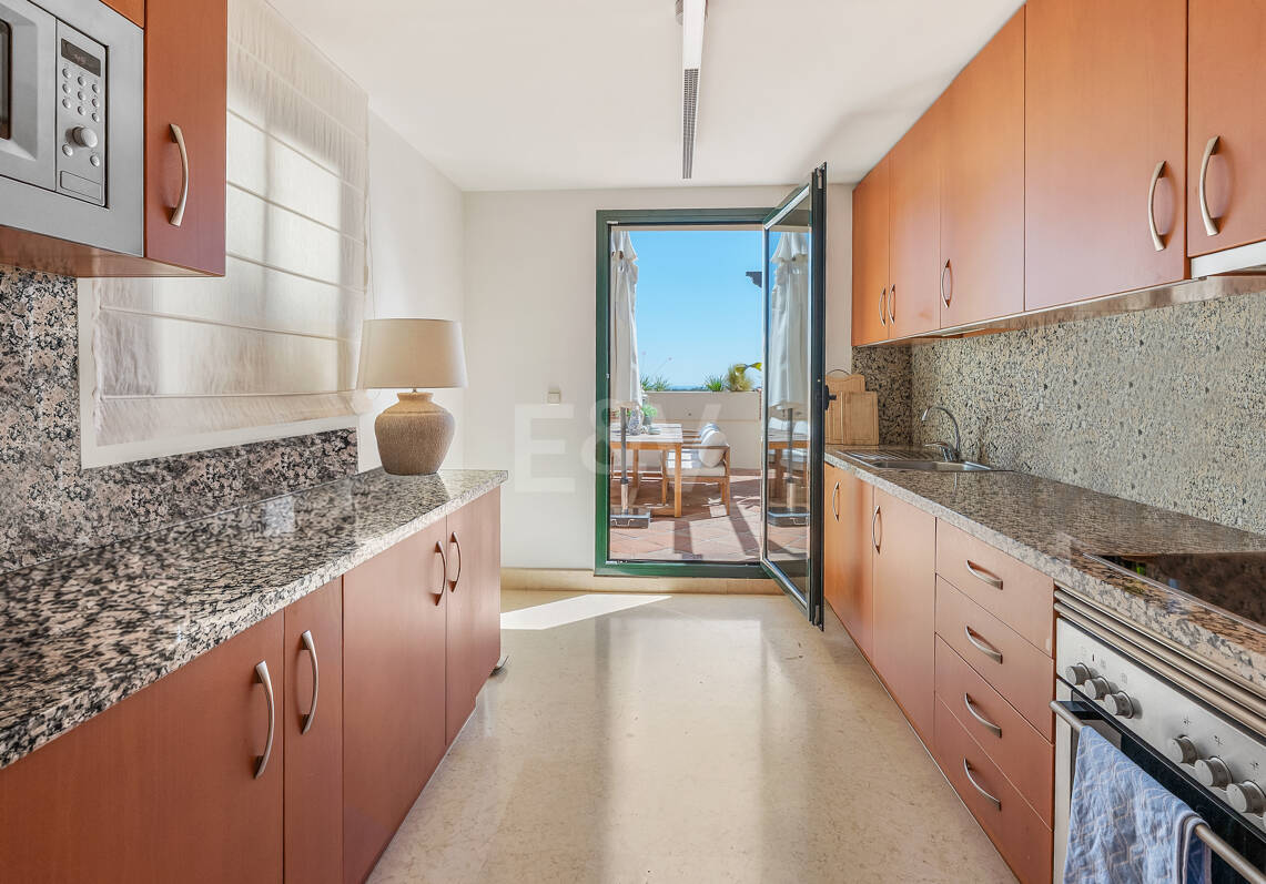 Maisonette-Penthouse in der luxuriösen Golfanlage Capanes del Golf in erster Reihe mit Panoramablick auf Golfplatz und Meer sowie Resort-Annehmlichkeiten