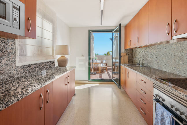 Penthouse duplex avec vue panoramique sur le golf et la mer à Capanes del Golf avec des prestations de style resort