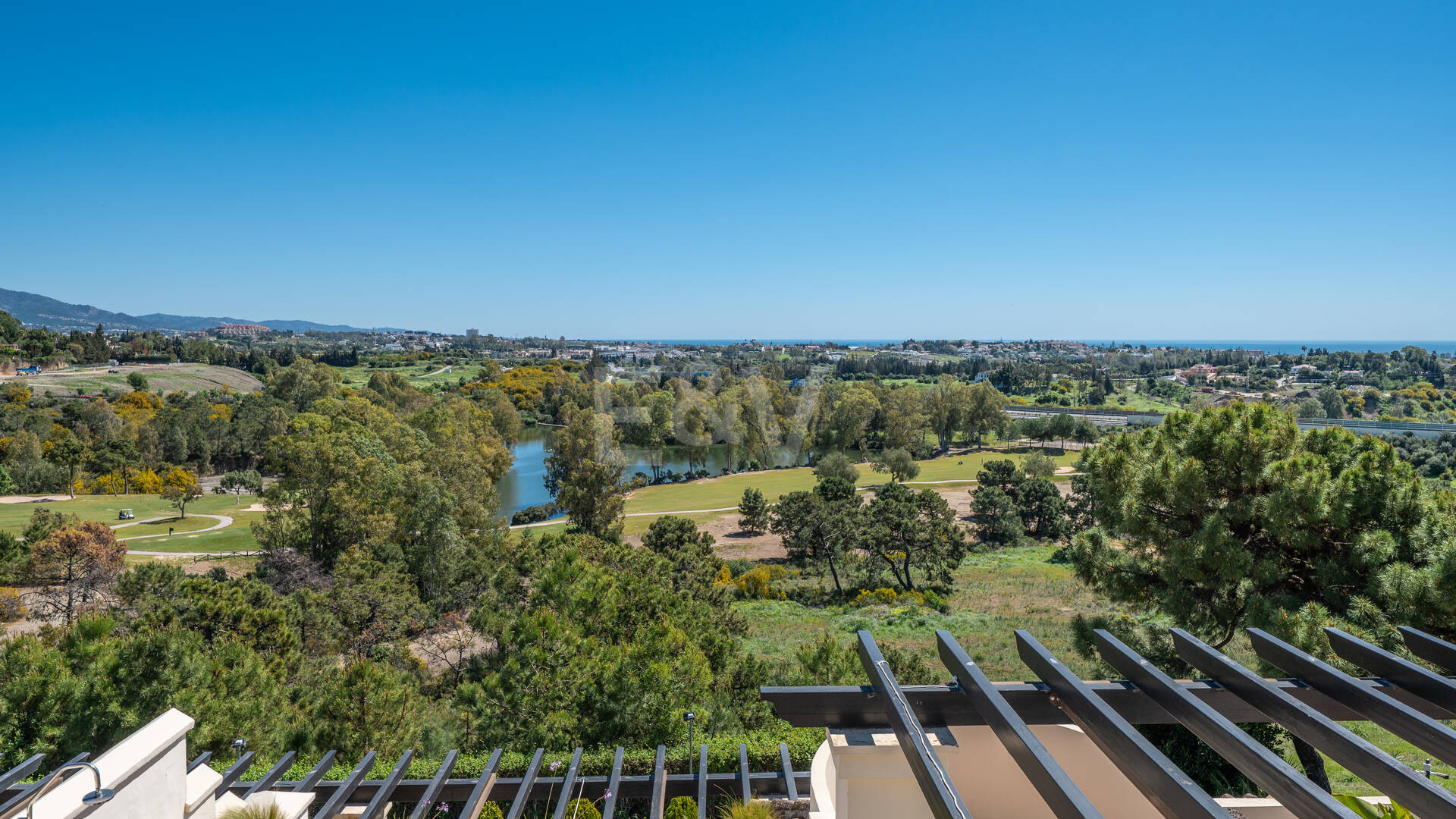 Penthouse duplex avec vue panoramique sur le golf et la mer à Capanes del Golf avec des prestations de style resort