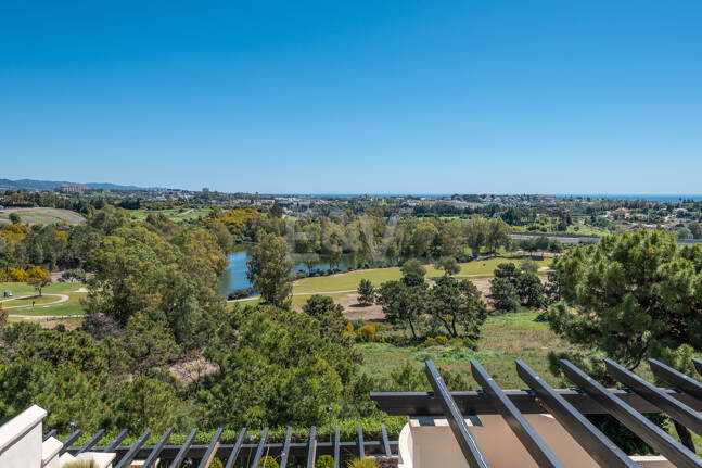 Penthouse duplex avec vue panoramique sur le golf et la mer à Capanes del Golf avec des prestations de style resort